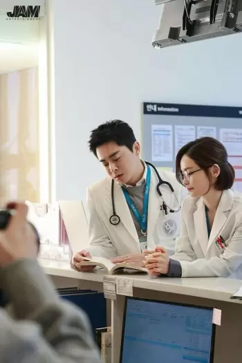 Hospital Playlist kdrama - Hyun-been Yeon-seok